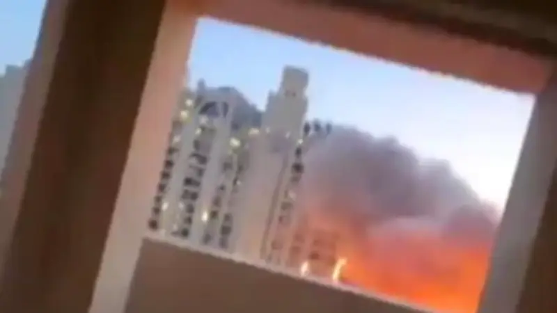 حريق يندلع قرب فندق فيرمونت النخلة في دبي بسبب حطام صاروخ إيراني