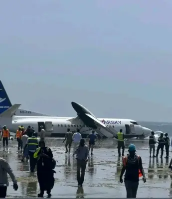 سقوط طائرة صومالية على الشاطئ بعد 15 دقيقة من الإقلاع ونجاة جميع الركاب البالغ عددهم 55 شخصاً