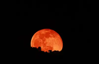 خسوف كلي للقمر الدامي في 3 مارس يستمر 58 دقيقة: ظاهرة فلكية نادرة تثير اهتمام العلماء