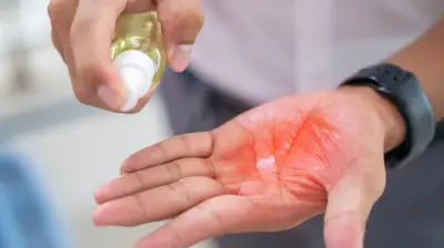 علماء يطورون رذاذاً ثورياً يغلق جروح الرصاص والحوادث في جزء من الثانية