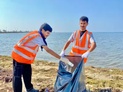 مكتب البيئة بالليث ينفذ مبادرة لتنظيف الشاطئ بالشراكة مع الكلية التقنية