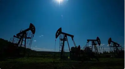 ارتفاع أسعار النفط مدعوماً بالمخاطر الجيوسياسية وتحسن الطلب الهندي