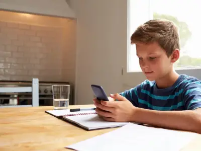 دراسة: ثلث أطفال بريطانيا يعتبرون روبوتات الدردشة أصدقاء مقربين