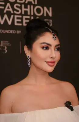 مريم حسين تخطف الأنظار بإطلالة بيضاء بطابع هندي تجمع بين الرومانسية والفخامة