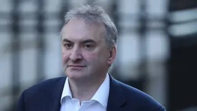 استقالة سكرتير مجلس الوزراء البريطاني في خضم أزمة سياسية متصاعدة