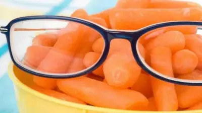 طبيب عيون يوضح: هل الجزر يقوي النظر حقاً؟ وما حقيقة تحسين الرؤية الليلية؟