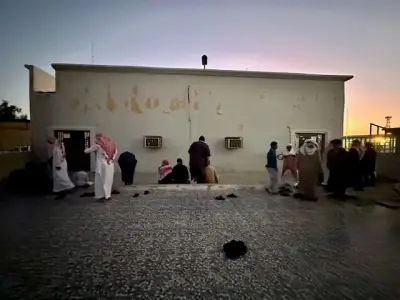 إغلاق مسجد في عفيف يدفع المصلين للصلاة في الساحة على البلاط