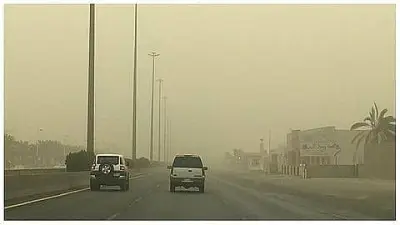 توقعات الأرصاد: رياح نشطة وأتربة تستمر في عدة مناطق مع احتمالية الضباب على السواحل