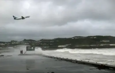 عاصفة نيوزيلندا العنيفة تشلّ الحياة وتتسبب بانقطاع الكهرباء وتعليق الرحلات الجوية