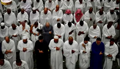 المصلون يؤدون أول صلاة تراويح في رمضان بالمسجد الحرام وسط خدمات متكاملة