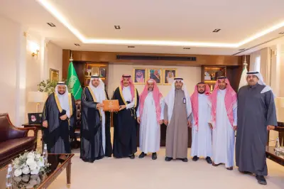 محافظ حفر الباطن يتسلم تقريراً تاريخياً عن إنجازات المحافظة في الذاكرة الوطنية