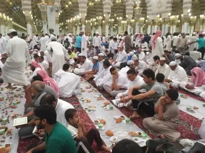 المصلون يتجمعون للمشاركة في أول موائد إفطار رمضان بالمسجد النبوي