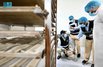 رئيس الغذاء والدواء يفتش مصانع ومستودعات تغذية المعتمرين بالمدينة استعداداً لرمضان