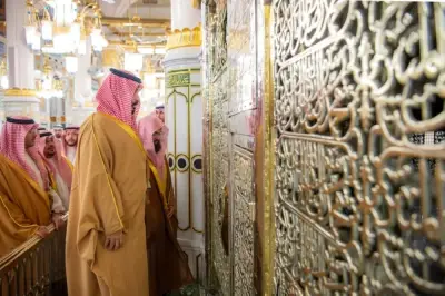 ولي العهد يؤدي الصلاة في الروضة الشريفة بالمسجد النبوي ويحيي الرسول وصاحبيه