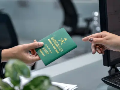 منصة "أبشر" تتيح إصدار وتجديد جوازات السفر دون اشتراط سداد المخالفات المرورية