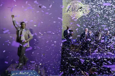 ليكرز يخلد إرث بات رايلي بتمثال برونزي أمام ملعبه في لوس أنجليس