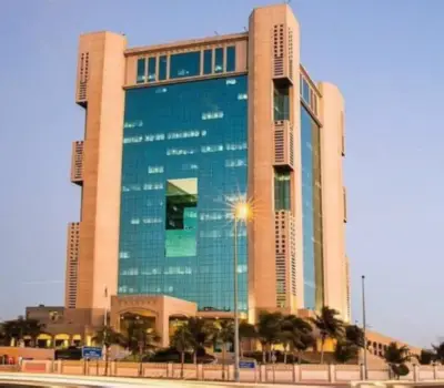 أمانة جدة تكشف معمل بسكويت غير مرخص داخل محطة وقود وتضبط مواد غذائية فاسدة