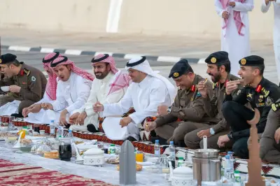 محافظ الأحساء يشارك رجال الأمن إفطاراً رمضانياً ميدانياً تقديراً لجهودهم في حفظ الاستقرار