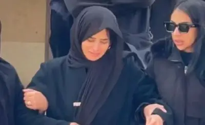 بكاء وانهيار.. أسرة الفنانة زينة تشيّع جثمان شقيقها إسلام وسط حضور نجومي مؤثر