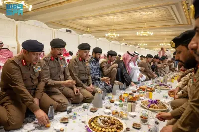 نائب أمير مكة يشارك رجال الأمن إفطارهم بالمسجد الحرام ويشيد بجهودهم في خدمة ضيوف الرحمن