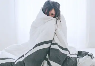 غياب الشمس يعيد تشكيل المزاج: كيف تؤثر الأيام المظلمة على كيمياء الدماغ؟