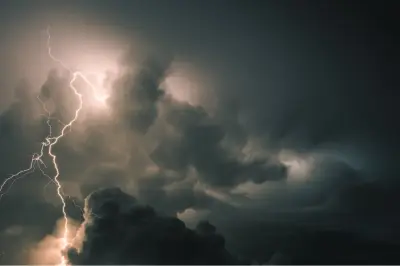 الأرصاد تحذر من أمطار غزيرة ورياح عاتية وصواعق رعدية على منطقة الباحة