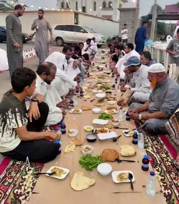 أهالي قرية الخمس بجازان يحيون قيم التكافل بمائدة إفطار جماعية في رمضان