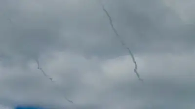 تصعيد إقليمي: دول خليجية تغلق أجوائها وتعترض صواريخ إيرانية.. ومصرع شخص في أبوظبي