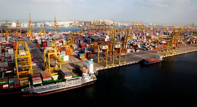 دبي تعلن عن حريقين محدودين في ميناء جبل علي وفندق برج العرب بسبب شظايا اعتراض جوي