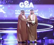 الأمير سعود بن مشعل يكرم تركي آل الشيخ بجائزة مكة للتميز الثقافي عن مشروع «على خطاه»