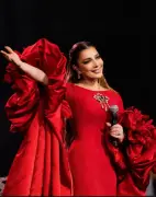 أصالة نصري تخطف الأنظار بفستان أحمر جريء في حفلها المسرحي الأخير