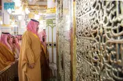 ولي العهد يؤدي الصلاة في الروضة الشريفة ويتشرف بالسلام على الرسول وصاحبيه في المسجد النبوي