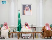 ولي العهد يستقبل العلماء والمسؤولين والمواطنين في المدينة المنورة