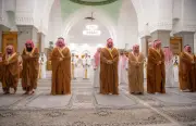 ولي العهد الأمير محمد بن سلمان يؤدي صلاة تحية المسجد في زيارة تاريخية لمسجد قباء بالمدينة المنورة