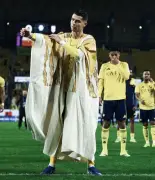 بشت المعلّمة يخطف الأضواء العالمية مع رونالدو في يوم التأسيس السعودي