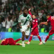 الأهلي يتصدر الدوري السعودي بصعوبة بعد فوز دراماتيكي على ضمك في أبها