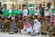 نائب أمير المدينة المنورة يشارك رجال الأمن الإفطار في ساحات المسجد النبوي