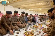نائب أمير مكة يشارك قوات الأمن إفطارهم في الحرم المكي ويشيد بجهودهم