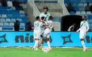 الأهلي يعتلي صدارة الدوري السعودي بفوز صعب على الرياض بهدف عكسي