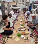 أهالي قرية الخمس بجازان يحيون قيم التكافل بمائدة إفطار جماعية في رمضان