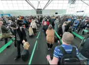 في أوقات الحروب وإغلاق الأجواء.. كيف يتحقق المسافر من مواعيد رحلاته؟