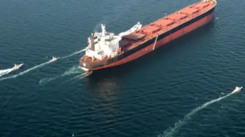 تصاعد التوترات حول مضيق هرمز يفتح الباب أمام احتمال تدويله وفرض وصاية دولية