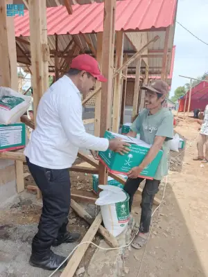 مركز الملك سلمان للإغاثة يوزع 74 سلة غذائية في إندونيسيا لدعم الأسر المتضررة