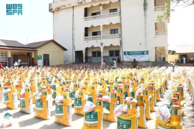 مركز الملك سلمان للإغاثة يوزع 997 سلة غذائية للأسر المحتاجة في غينيا