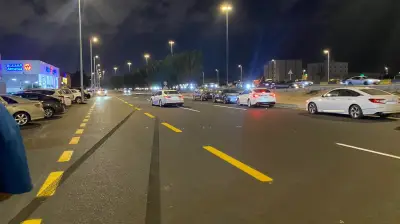 ارتباك مروري في طريق خدمة الملك فيصل بالشرائع بسبب غياب اللوحات الإرشادية