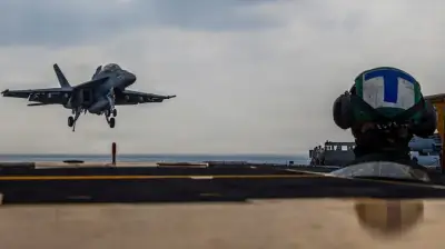 واشنطن تحذر الحرس الثوري وتطلب إخلاء سفينة إيرانية تغرق في خليج عمان بعد ضربة أميركية