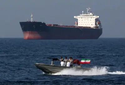 إيران تعلن استهداف ناقلة نفط وإصابة السفينة بحريق في مضيق هرمز