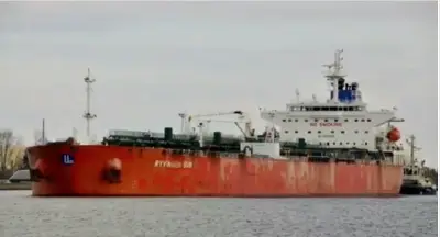 هجوم بزورق مسيّر يستهدف ناقلة نفط قبالة سواحل عُمان ويخلف حريقاً وانفجاراً