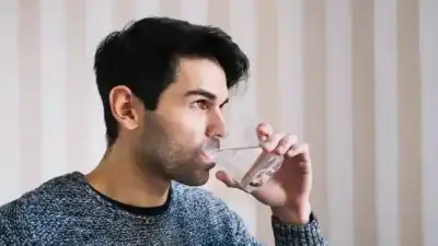 الماء ليس علاجاً سحرياً للكلى.. طبيب يكشف الكمية المثالية لترطيب الجسم