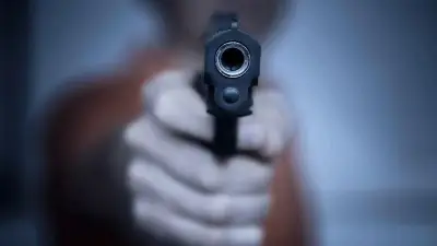 جريمة مروعة في بغداد: شاب يقتل والديه بالرصاص في منطقة الأمين ويختفي